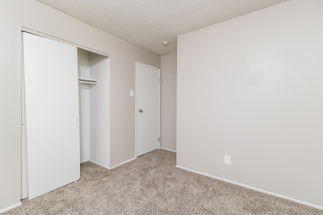 Building Photo - 2032 Farflung Dr