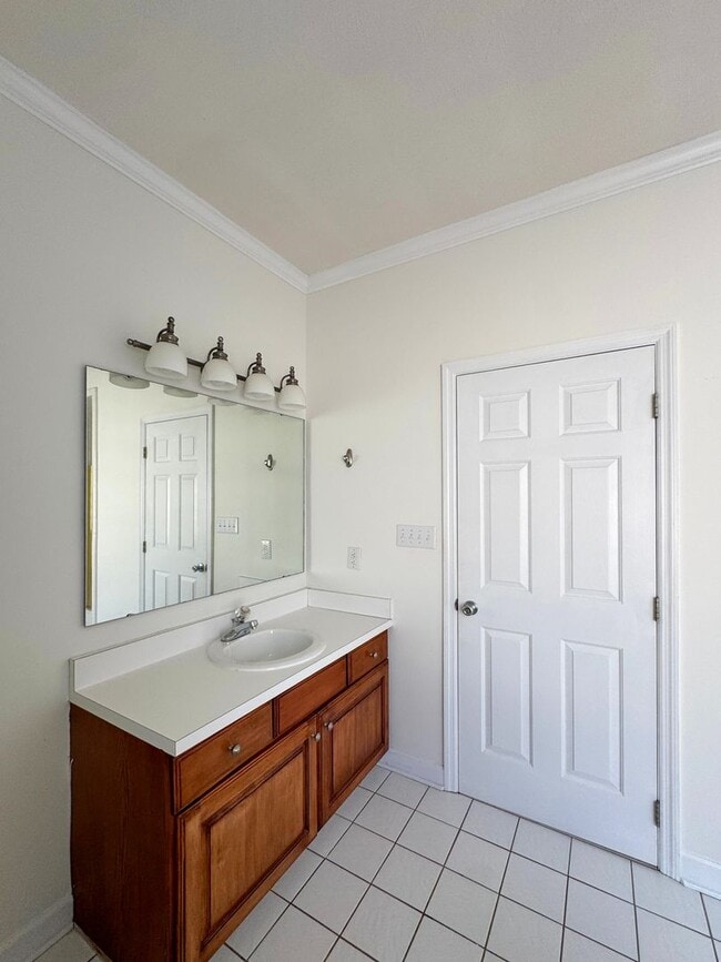 Building Photo - Charming 3 Bed 2.5 Bath Home in Gated Community