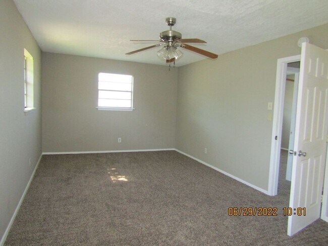 Building Photo - MOVE IN SPECIAL: $200 OFF OF THE 1ST FULL MONTH'S RENT!