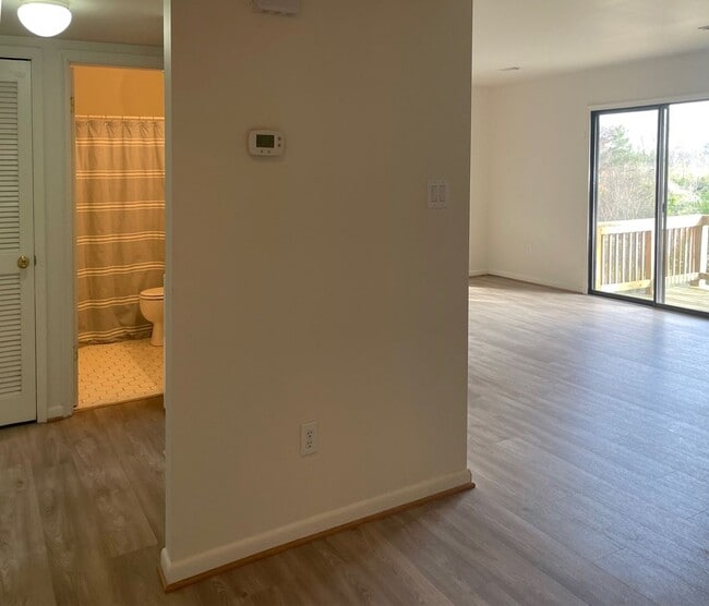 Building Photo - Charming 2 bedroom condo off of Jamestown Road! AVAILABLE July 2026!