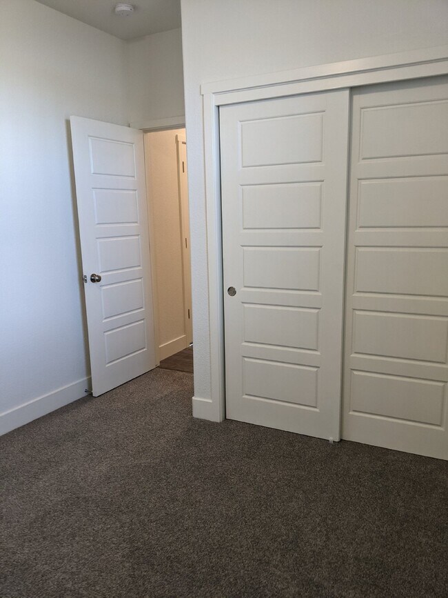 Building Photo - Prime location in Merced!
