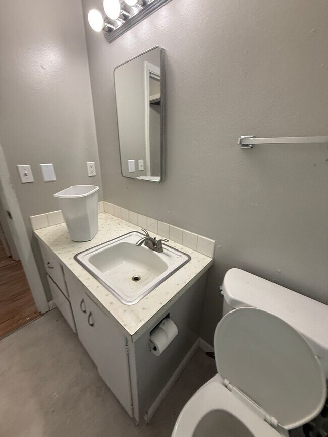 Building Photo - 802 N 20th Ave