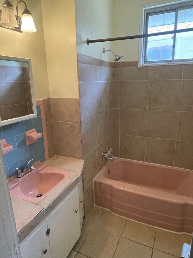 Building Photo - 2BD/1BA Shotgun in MidCity