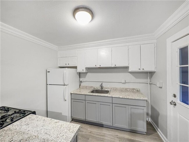 Building Photo - 208 E Graham St