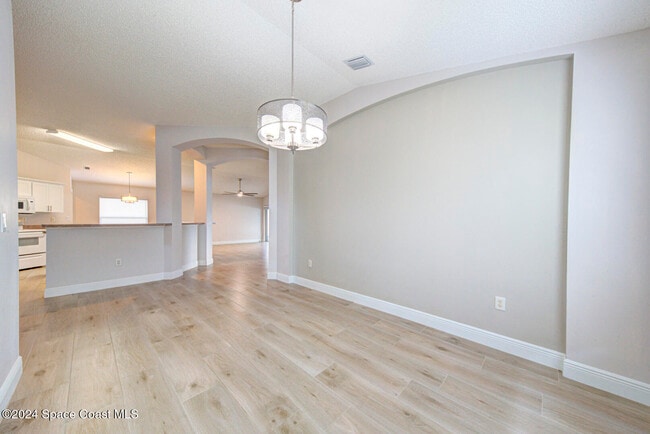 Building Photo - 1085 Sedgewood Cir