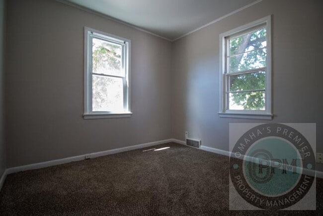 Building Photo - Charming 3+ Bedroom / 2 Bathroom Home | Ne...