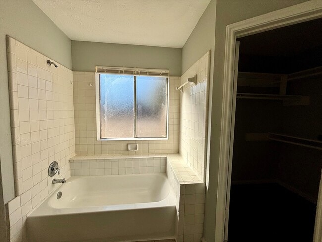 Building Photo - 15846 Blueridge Rd