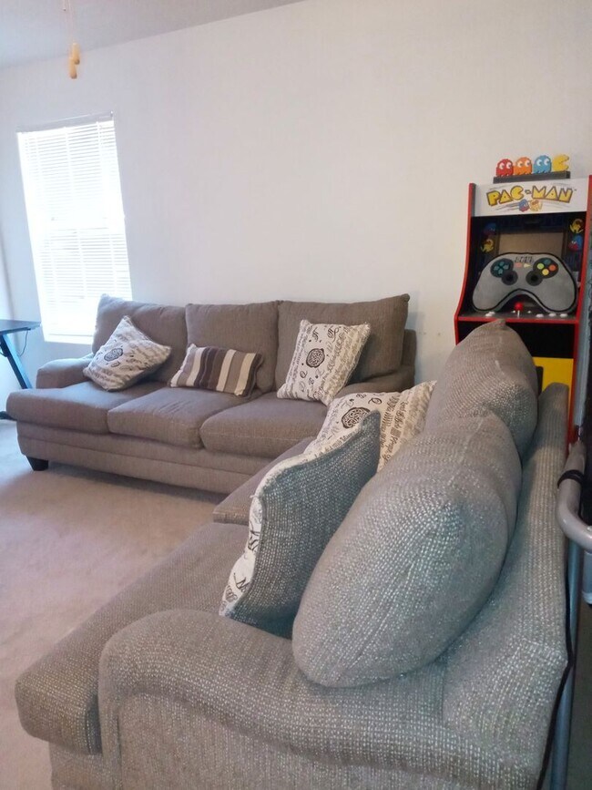 Building Photo - Enchanted Hills