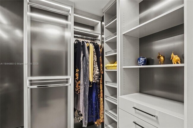 Building Photo - 8877 Collins Ave