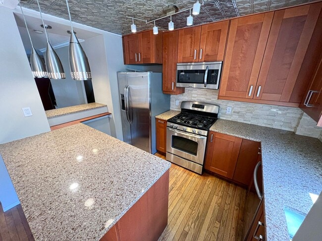 Building Photo - Charming 2 Bed 2 Bath Brick Townhome With A Fully Fenced Yard In Beautiful Foxcroft Heights