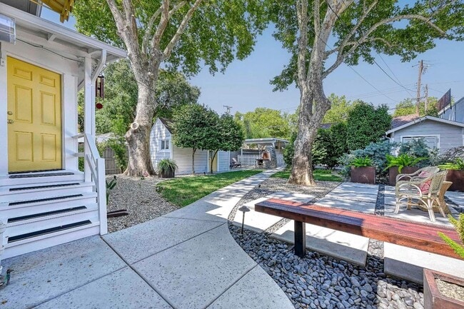 Building Photo - Beautiful vintage home