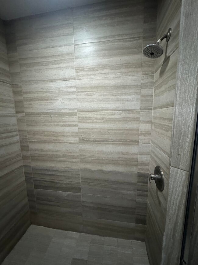 Building Photo - 626A Birchwood Ln