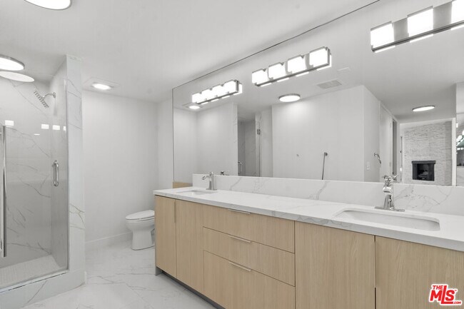 Building Photo - 320 N Maple Dr