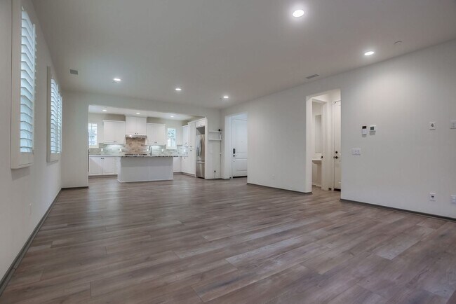 Building Photo - 5 Bedroom Home in Rancho Tesoro!