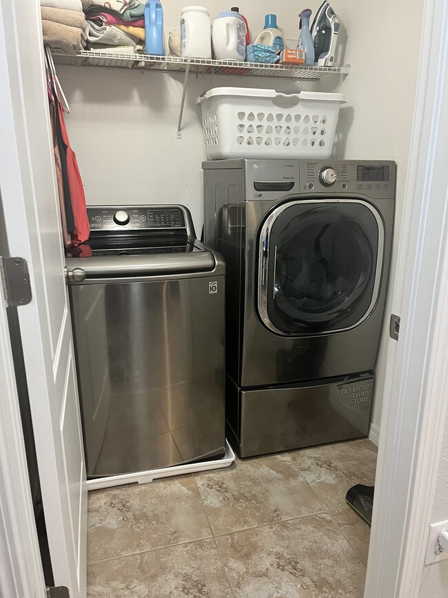 Building Photo - 2819 Lantern Hill Ave