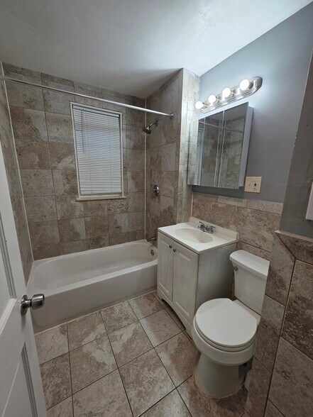 Building Photo - 10 Fox St