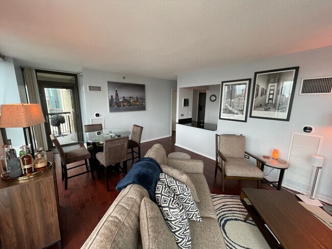 Building Photo - 400 N La Salle Dr