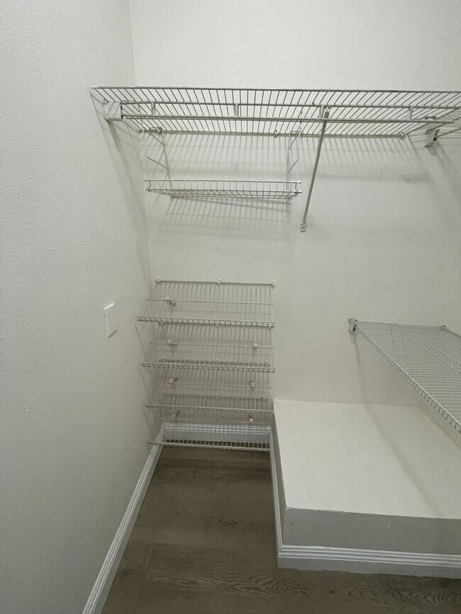 Building Photo - Beautiful 3-Bed/3-Bath Van Nuys Condo – Sp...