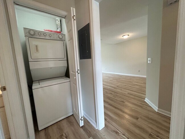 Building Photo - 2BR Condo in Holton Place – Pool, Porch, a...