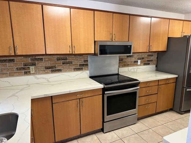 Building Photo - Spacious 3BR/2BA Split-Level End Unit with Private Courtyard