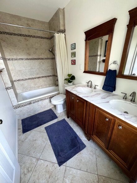 En-suite Master Bathroom - 3817 Lafayette Ave