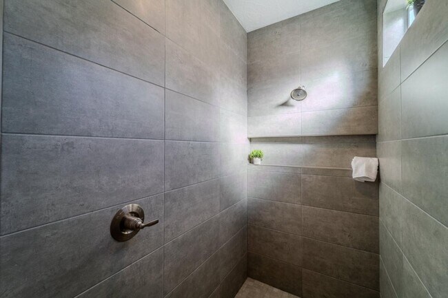 Building Photo - Beautiful 3 bed 2 bath Desert Color Home! ...