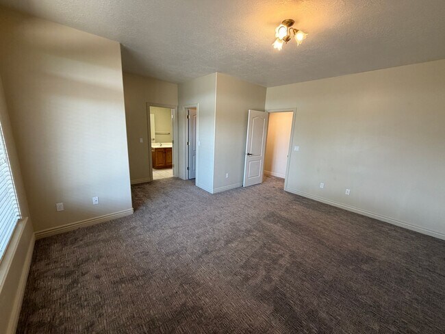 Building Photo - Spacious 4 Bed, 5 Bath Home with 3-Car Garage in Layton!