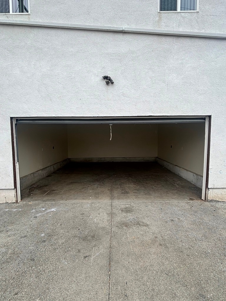 Building Photo - 322 E 80th St