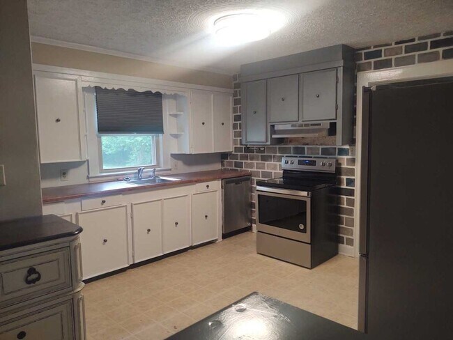 Building Photo - 3 bedroom 2 bath house available now! Pet friendly!