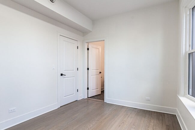 Building Photo - Modern and Luxurious 3b/2b Apartment Near Loyola University