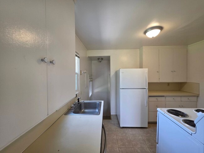 Building Photo - 1206 Putnam St