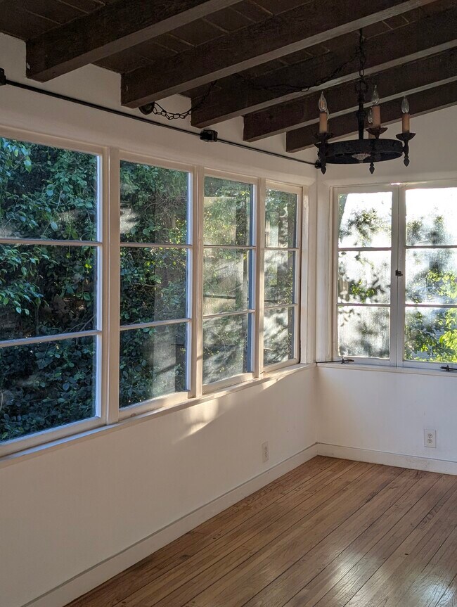 Building Photo - 2174 Beachwood Ter