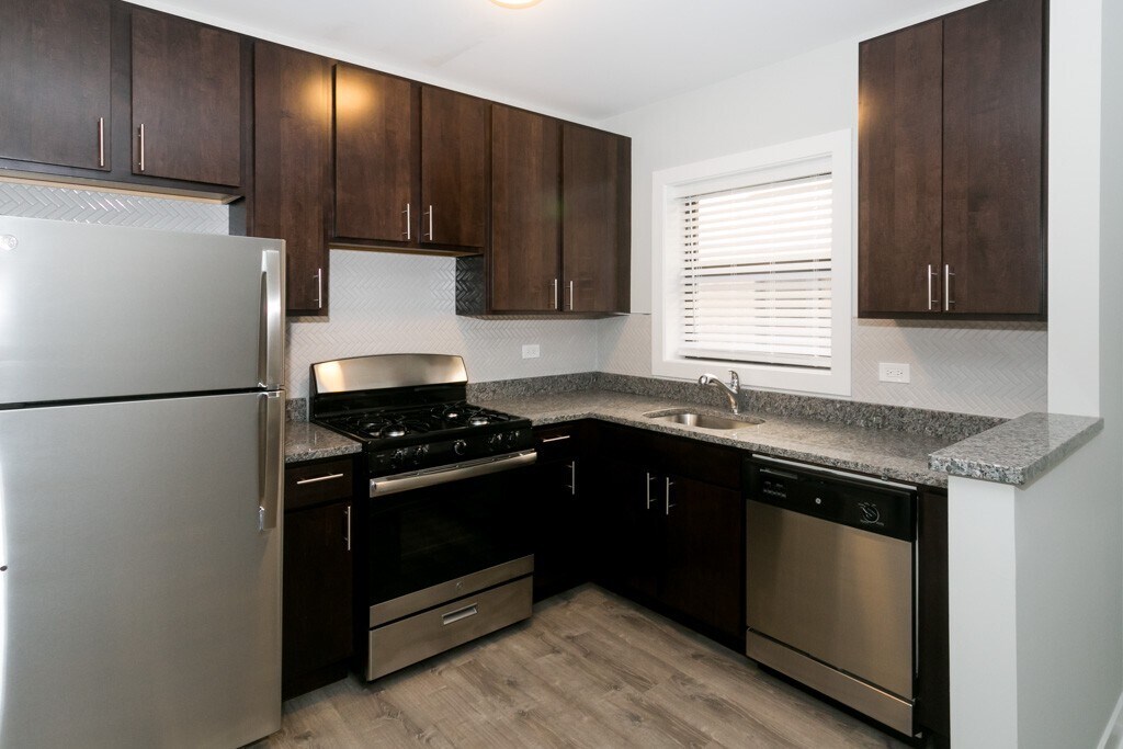 Building Photo - 735 W Brompton Ave