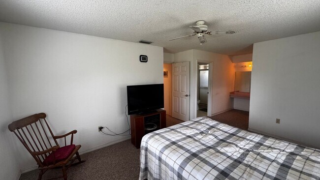 Building Photo - 11410 SW 85th Ct