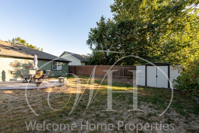 Building Photo - Conveniently Located 3 Bedroom Home with F...
