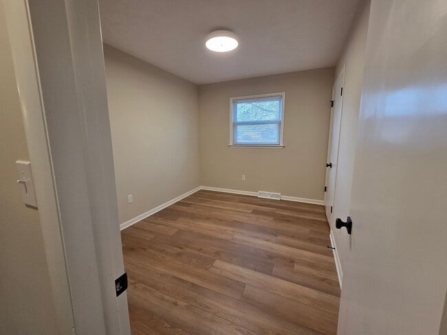 Building Photo - Beautiful 4 bedroom in Forest Hills