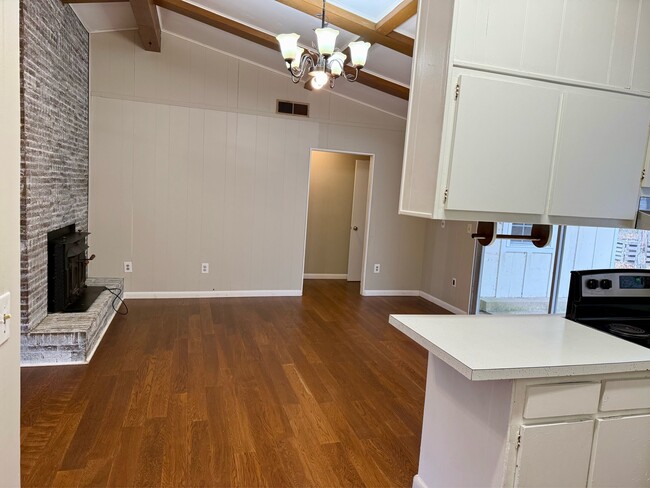 Building Photo - 1317 Moss Hill Dr