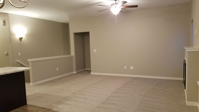 Building Photo - 4 Bedroom, 3 bath close to University and available August 14, 2026