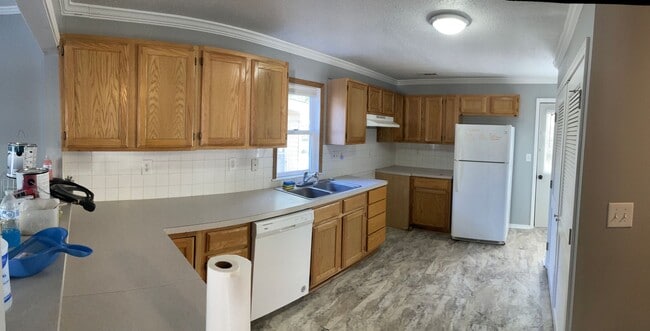 Building Photo - Charming and Spacious Rental Home in El Dorado, KS