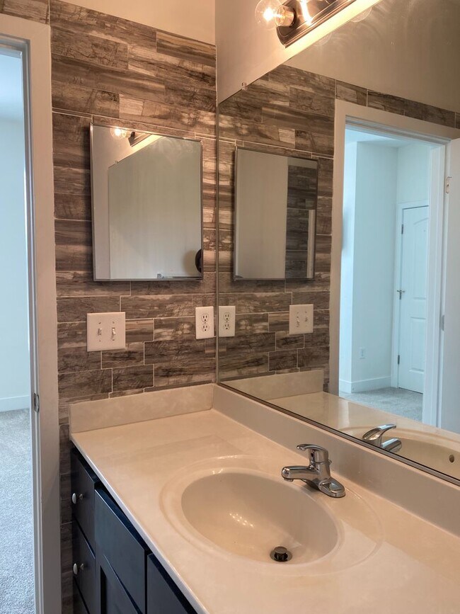 Building Photo - Room in 3 Bedroom Townhome at Seigle Point Dr