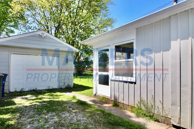 Building Photo - Three bedroom with 1 and a half bath tradi...