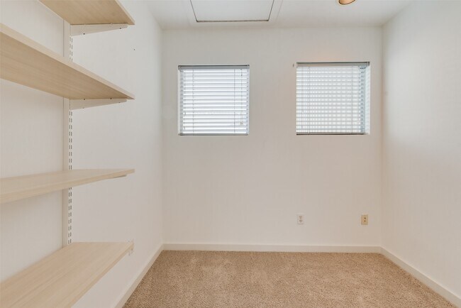 Building Photo - 1637 Tuam St