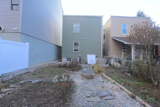 Building Photo - 106 Poplar St