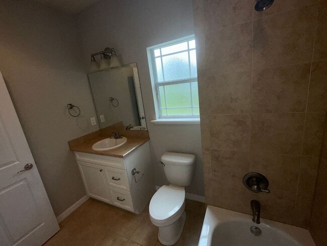 Building Photo - Sublease!   Lovely End Unit in Villas of West End LOOK!