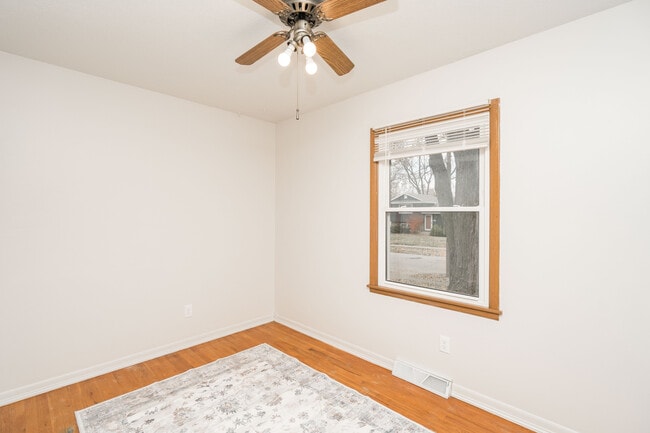 Building Photo - 106 NE Grant St