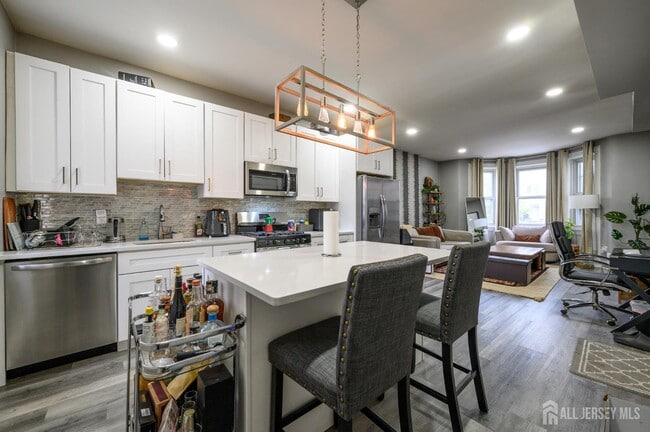 Building Photo - 569 Liberty Ave