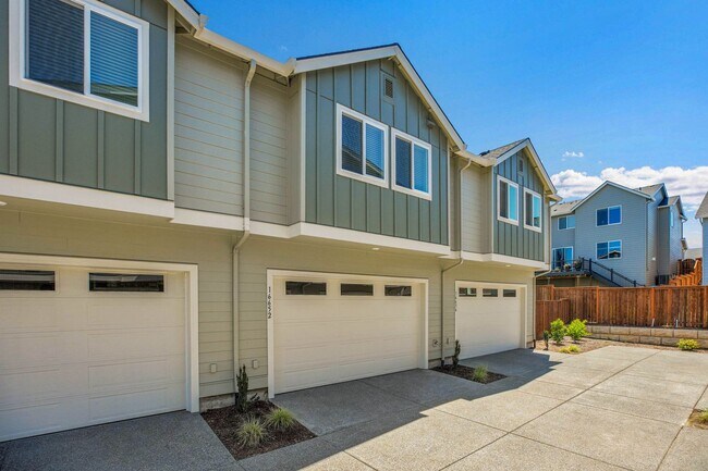 Building Photo - MODERN TIGARD TOWNHOME | ATTACHED 2-CAR GARAGE | FIREPLACE | PRIME LOCATION