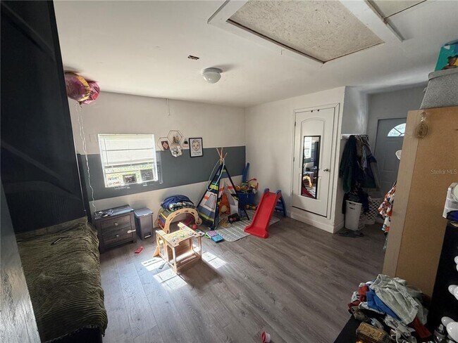 Building Photo - 10410 N Sassafras St