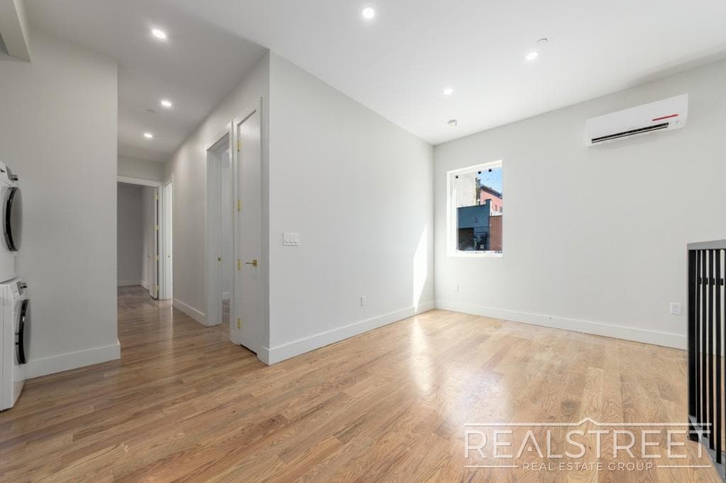 Building Photo - Spacious 5-Bedroom, 2-Bath Duplex in Prime...