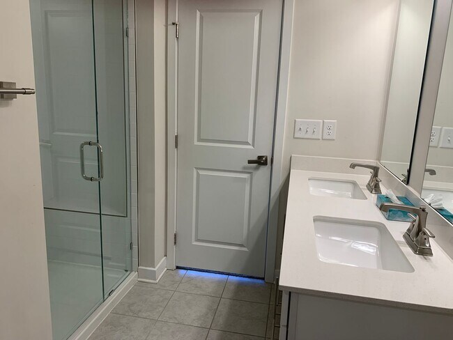 Building Photo - Beautiful Three Bedroom Townhouse!